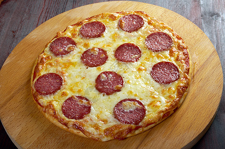 自己制造的披萨披萨辣椒小吃营养圆圈脆皮圆形午餐食物图片