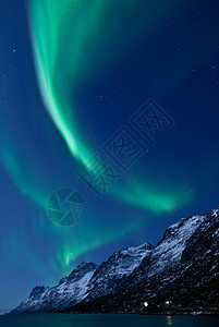 北光 以峡湾反射极光宇宙太阳风荒野绿色北极星冷冻地磁星系星星图片