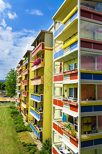 新的现代公寓蓝色衬套石头紫色植物生活木头框架建筑住宅图片