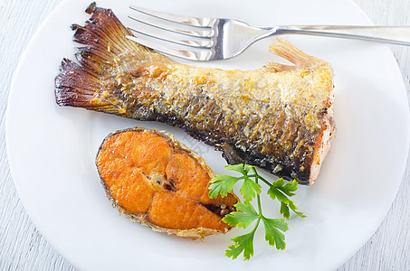 炸鱼鱼片海鲜盘子蔬菜美食草本植物洋葱健康饮食火箭土豆图片