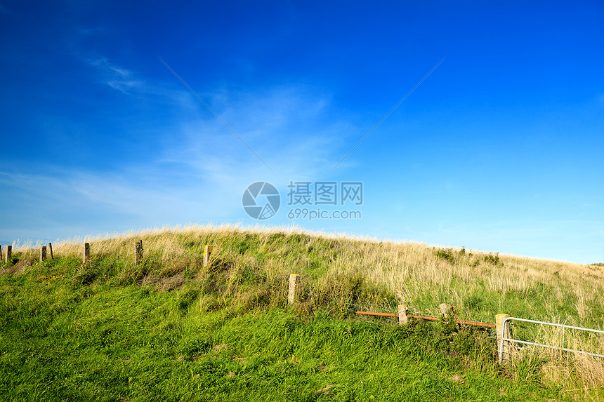 绿山和蓝天空蓝色季节栅栏草地植物群土地场景晴天荒野阳光图片