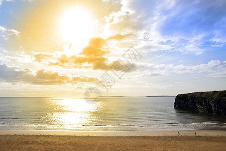 贝利比乌尼恩海滩和悬崖上的金色阳光图片