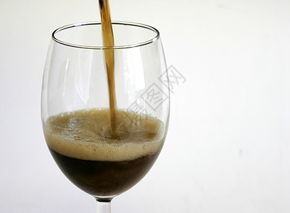 玻璃中的可口可乐可乐气泡棕色液体背景图片