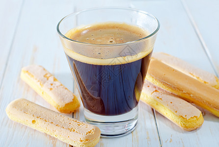 咖啡和萨沃雅地利可可奶制品木头勺子主菜玻璃桌布美食餐巾奶油图片