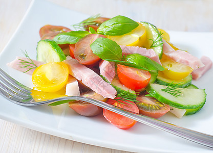新鲜沙拉火腿午餐食物美食小吃早餐营养维生素桌子叶子图片