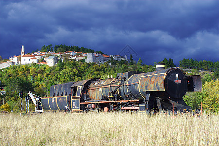 旧列车和中世纪村老火车水平暴风雨风暴摄影天空爬坡村庄机车图片