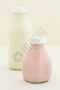 草莓牛奶品脱和四分之一奶瓶草莓味牛奶杯食物豆浆液体牛奶盒乳糖牛奶奶制品瓶子图片