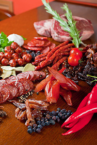 肉类和香肠胡椒香菜厨房炙烤木板熏制治愈猪肉桌子香料图片