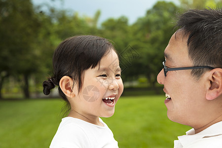 和父亲一起快乐的亚洲小女孩图片