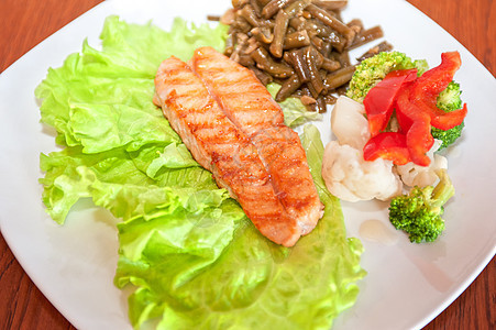 马哈马牛排橙子牛扒海鲜奢华奇异果沙拉烹饪盘子美食鱼片图片