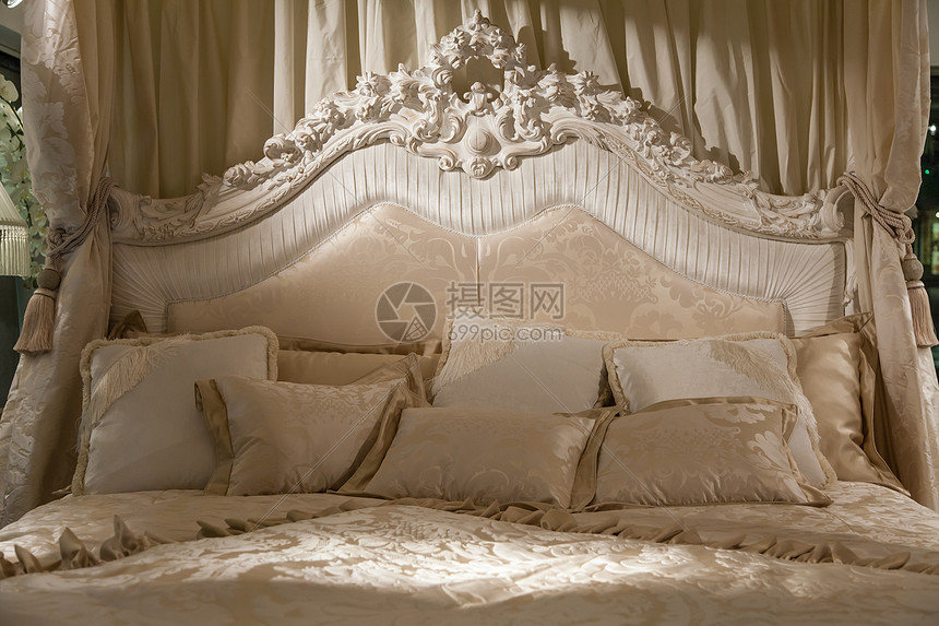 罗姆人卧室房间酒店房子风格床头枕头装饰公寓床单白色图片
