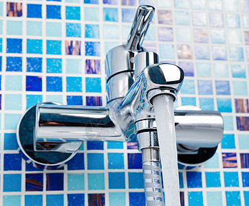 福台浴缸浴室器具管道流动蓝色自来水卫生马赛克洗澡金属图片