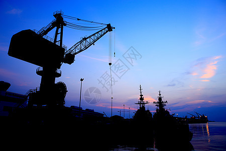 日落时码头的起重车金属血管后勤港口海洋货运出口机械船尾运输图片