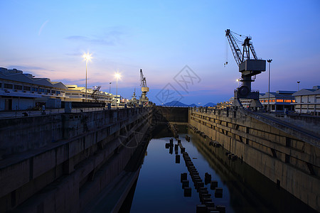 Crane靠近船坞一个覆盖的干燥码头全景甲板造船船体货物船运船厂金属港口血管图片