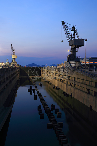 Crane靠近船坞一个覆盖的干燥码头运输船运起重机血管消防港口天空船厂商业金属图片