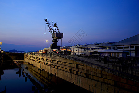 Crane靠近船坞一个覆盖的干燥码头货物货运维修甲板起重机天空造船院子船体制造业图片