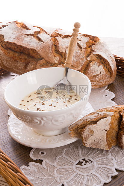键熏制烹饪庆典传统谷物玻璃面包自助餐食物牛奶图片