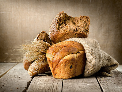 各种食物和小麦中的面包图片