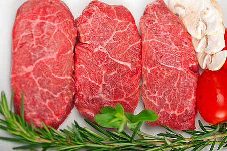 神户三扎基牛肉盘子红色奶牛午餐迷迭香用餐牛扒绿色食物美食图片