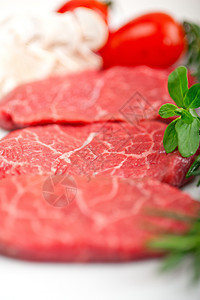 神户三扎基牛肉奶牛牛扒红色美食用餐迷迭香午餐大理石纹绿色盘子图片