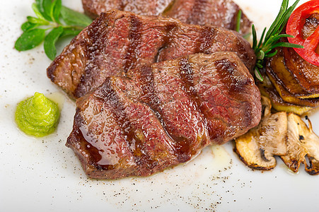 烧烤的神户米亚扎基牛肉鱼片迷迭香香料美食午餐食物炙烤奶牛草药蔬菜图片