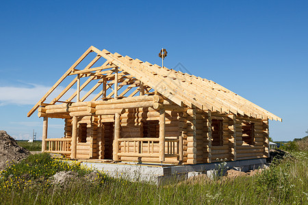 以原木建造的房屋建筑学住宅木头木工框架蓝色日志天空木材小屋图片