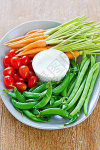 新鲜蔬菜 配酱汁绿色饮食西红柿草本植物奶油美味矿物小胡萝卜美食小吃图片