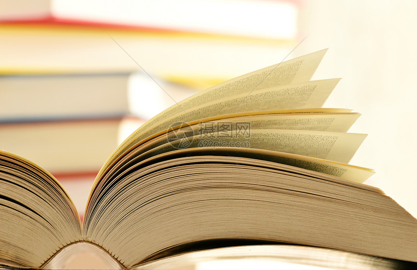 表格上含有书本的构成智慧体积考试大学学生平装知识历史诗歌教育图片