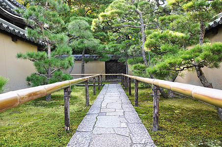 朝寺庙走近的路上 小藤在一子神洞中路面石头历史性文化佛教徒建筑学历史学校琴院宗教图片