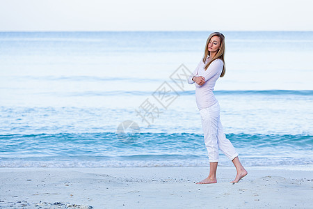 迷人的金发美女 在沙滩上放松阳光女孩女士假期天堂海洋闲暇晴天蓝色女性图片