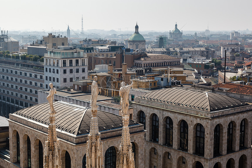 意大利大教堂屋顶对米兰的空中观景城市天空场景天际古董教会房子巅峰建筑学全景图片
