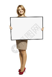 迷人的女人举着空标牌裙子幸福影棚框架长方形微笑女性广告纸板衣冠图片