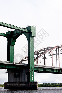 桥梯子柱子楼梯绿色灰色白色图片
