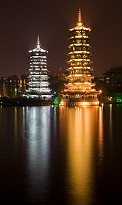 中国夜桂林的金和银塔图片