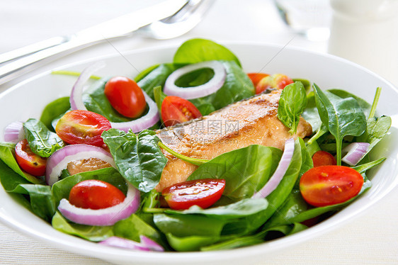含有菠菜沙拉的鲑鱼饮食美食绿色营养水果沙拉美味菠菜食物叶子图片