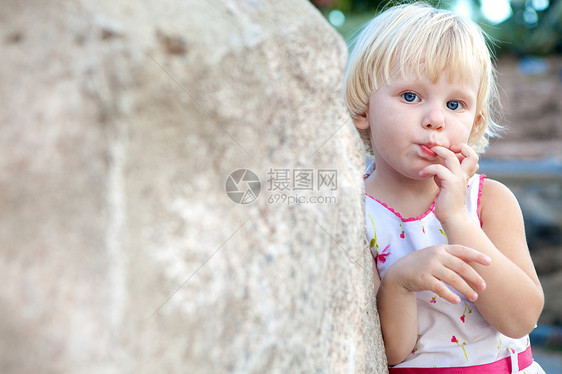 女孩对石头感到惊讶惊奇白色手指兴趣童年孩子惊喜女性图片