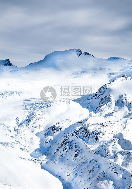 浅蓝色的冬季雪雪山风景图片