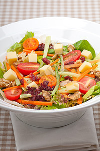 新鲜多彩健康沙拉蔬菜胡椒美食午餐核桃营养黄瓜维生素叶子盘子图片