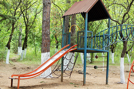 城市公园中无儿无童的多彩儿童游乐场操场设备梯子玩具娱乐孩子地面覆盖物阳光橡皮图片