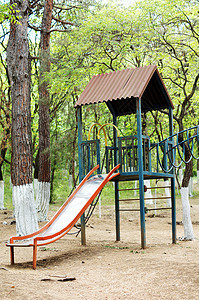 城市公园中无儿无童的多彩儿童游乐场栏杆城市游乐孩子晴天楼梯娱乐橡皮梯子玩具图片