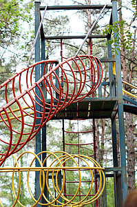 城市公园中无儿无童的多彩儿童游乐场覆盖物梯子晴天橡皮操场栏杆阳光校园玩具城市图片