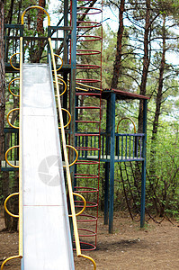 城市公园中无儿无童的多彩儿童游乐场游乐晴天玩具栏杆娱乐城市橡皮操场孩子公园图片