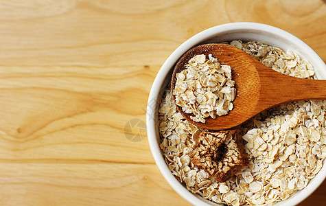 木勺中小麦片片的紧闭燕麦薄片饮食食物小吃美食谷物植物种子早餐图片