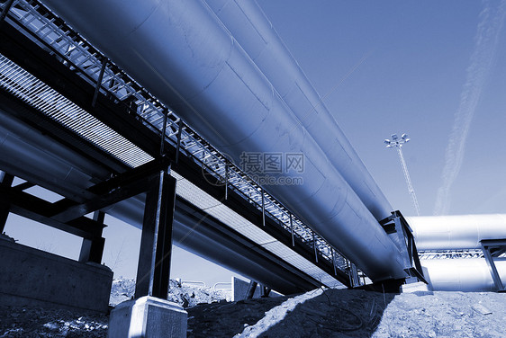 防蓝天的管道桥上的工业输油管电气气体烟囱线条人行道蒸汽涡轮商业转换天空图片