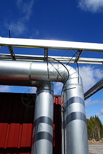 防蓝天的管道桥上的工业输油管机器人电气线条力量气体人行道发电机蒸汽烟囱天空图片