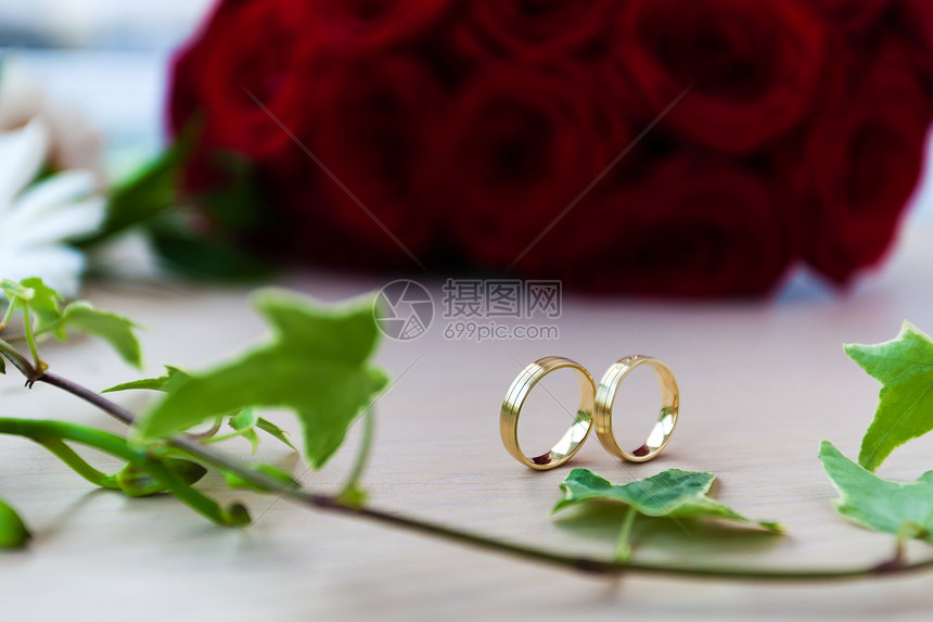 婚环和白玫瑰结婚花束图片