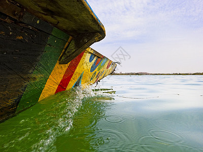 尼日尔河上的传统渔夫渔船;图片