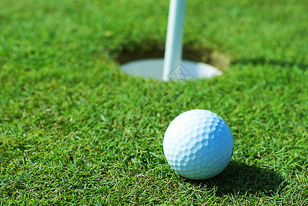 高尔夫球在洞前的绿草上娱乐竞赛游戏奢华高尔夫课程球具球道推杆天赋图片