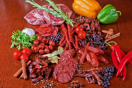 肉类和香肠桌子香菜厨房香料牛肉辣椒叶子团体盘子美食图片