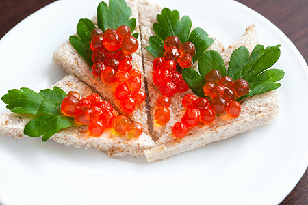 盘子上有鱼子酱和面食的泰塔团体奢华食物鱼子宏观叶子早餐美味盐渍香菜图片